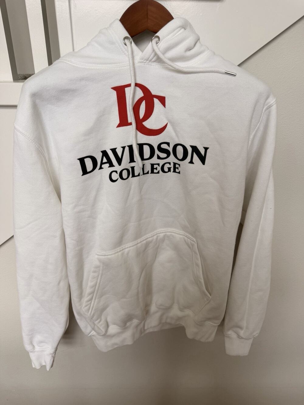 JustHoods Davidson Wildcats White Pullover Hoodie Sweatshirt Size M Red/Black